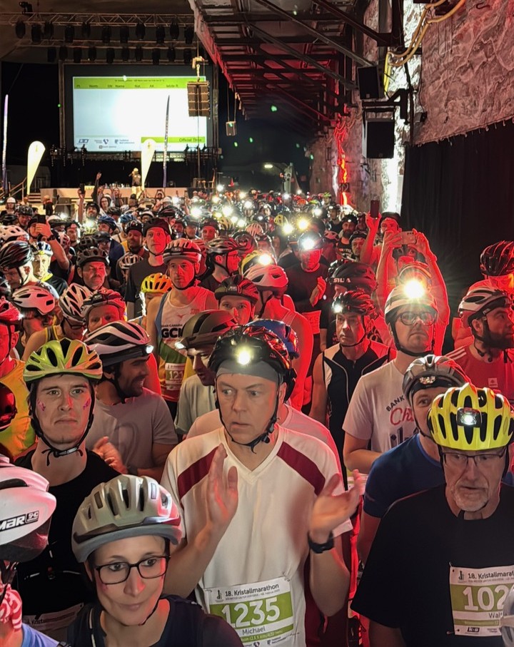 De lopers moesten een helm en verlichting dragen